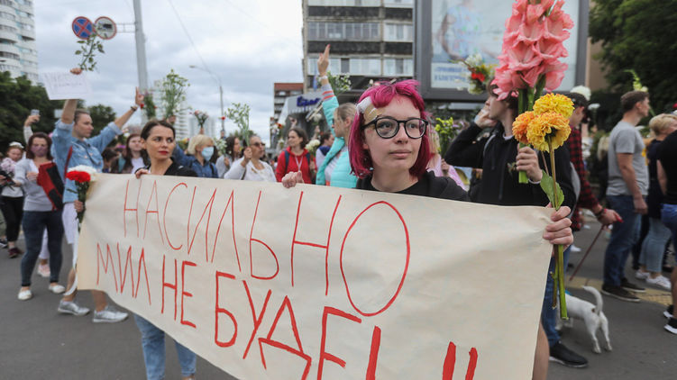 Такие перфомансы стали визитной карточкой вчерашних протестов в Беларуси. Фото TUT.by