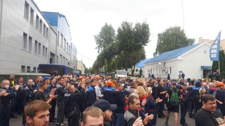 На БелАЗе собрались рабочие. Фото:  Sputnik