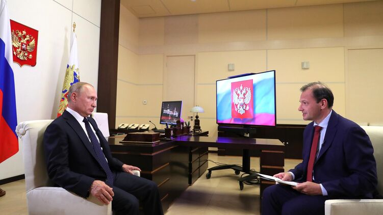 Владимир Путин дает интервью журналисту 