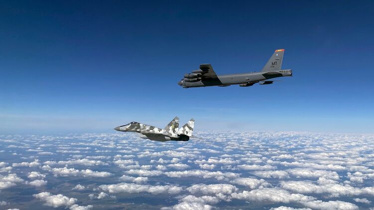 B-52 в небе над Украиной. Фото ВВС Украины