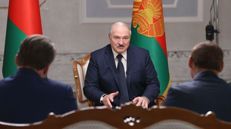 Лукашенко дает интервью российским агентствам. Фото пресс-службы президента
