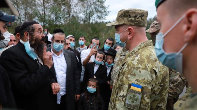 Хасидам разъясняют требования правительства о запрете на въезд в страну. Фото: Facebook/ DPSUkraine