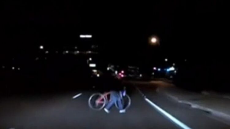 Пешеход с велосипедом за мгновение до гибели попал в камеру видеорегистратора. Фото: полиция Темпи
