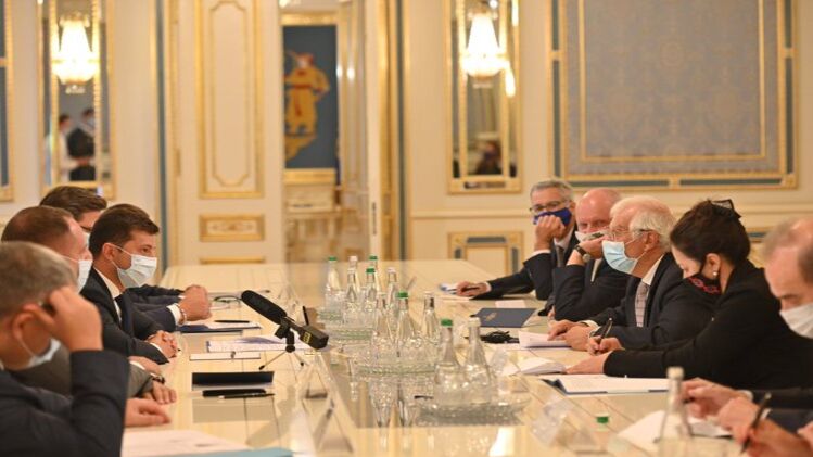 Глава дипломатии ЕС Жозеп Боррель пообещал президенту Владимиру Зеленскому 1,2 млрд евро в обмен на верховенство права. Фото: twitter.com/JosepBorrellF