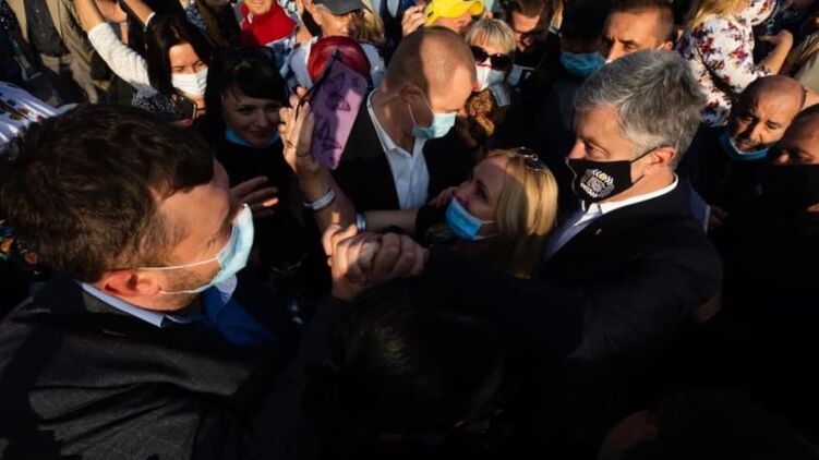 Порошенко ездит с агитационными турами перед выборами 25 октября. Фото: Facebook