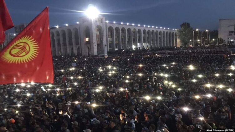 Центральную площадь Бишкека заполнили несогласные с результатами прошедших 4 октября парламентских выборов. Фото: Айбек Билбосунов/RFE/RL
