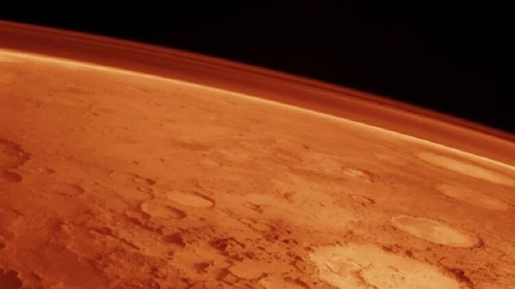 Марс в телескопе виден как рыжеватый диск с темными пятнами и белой полярной шапкой. Фото: pikist