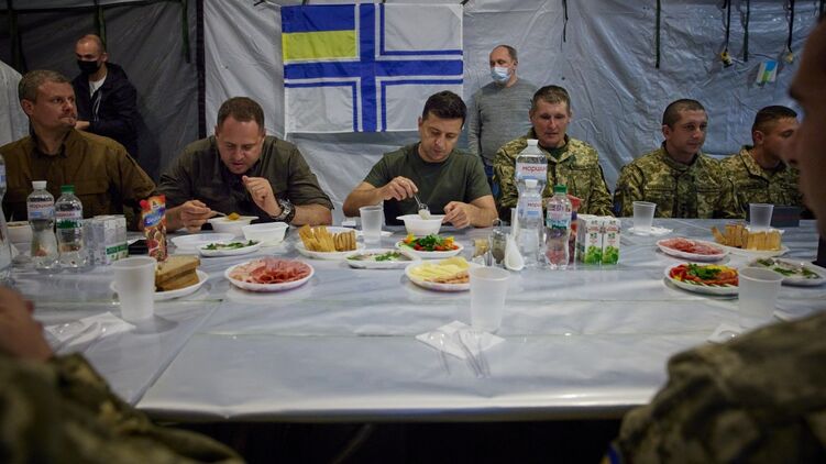 Зеленский и Ермак начали обедать раньше, чем другим принесли еду. Фото Офиса президента