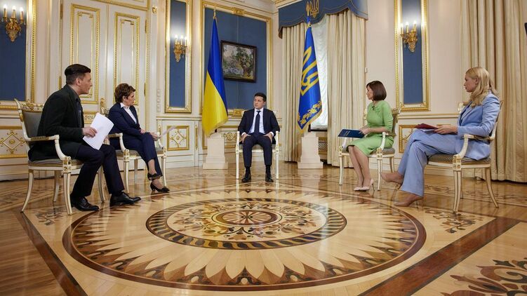 Четыре журналиста и Зеленский. Фото с интервью президента украинским ТВ-каналам