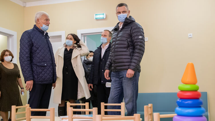Мэр Виталий Кличко (в центре) надеется завлечь киевлян на избирательные участки в эпидемию коронавируса, фото:kyivcity.gov.ua