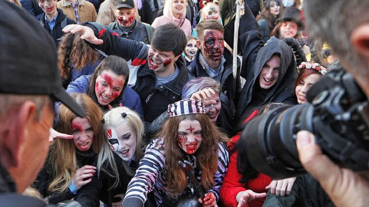 В Киеве на Хєллоуин традиционно устраивают парад зомби. Фото: Ukrinform