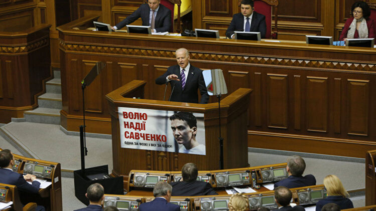 В 2015 году Байден убеждал Верховную Раду Украины выполнить Минские соглашения. Фото: inosmi.ru