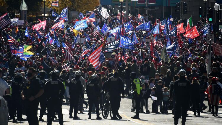 Поддержать Трампа в Вашингтон съехались десятки тысяч его сторонников. Фото: Дуан Пембертон