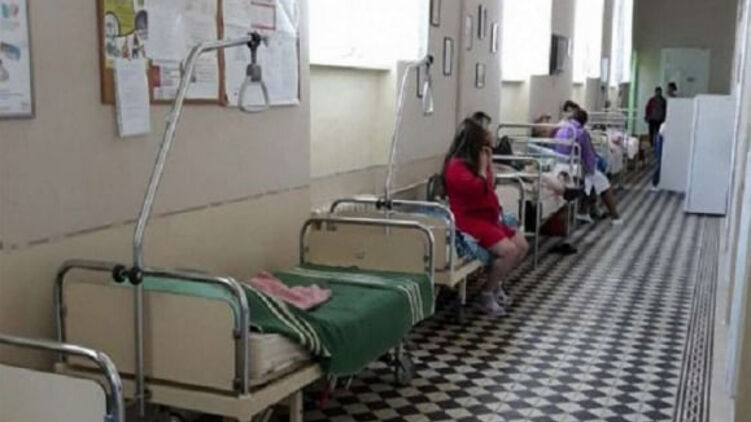 Койки для пациентов ставят в коридорах. Фото сайта 