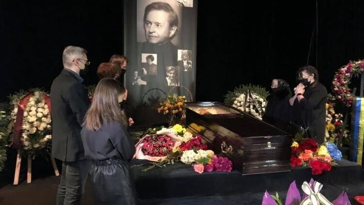 На похороны Виктюка во Львове пришли его близкие и несколько десятков львовян. Фото: Ирина Панчишин, 24 канал