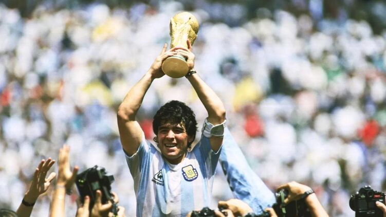 Диего Марадона в 1986 году с Кубком мира, который завоевала Аргентина. РИА Новости