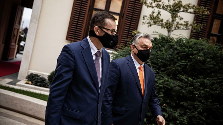 Венгерский премьер Орбан (справа) и его польский коллега Моравецкий поставили ультиматум ЕС. Фото: РИА-новости
