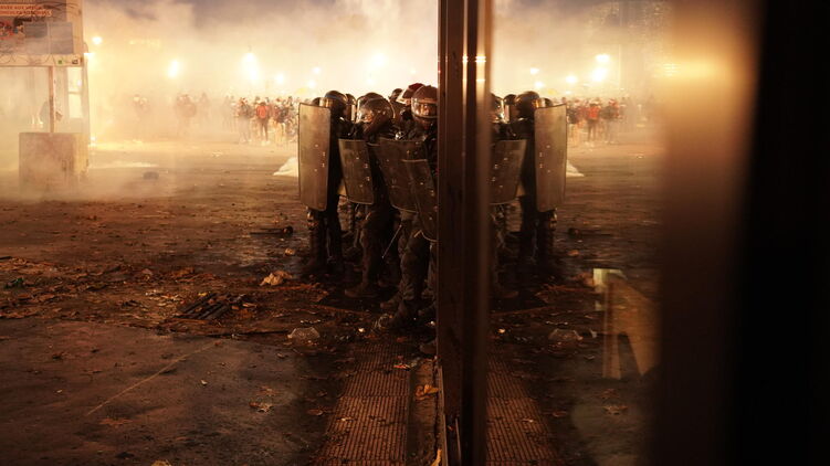 Во Франции начались массовые протесты со стычками с полицией из-за закона, защищающего правоохранителей от съемок. Фото: Le Monde