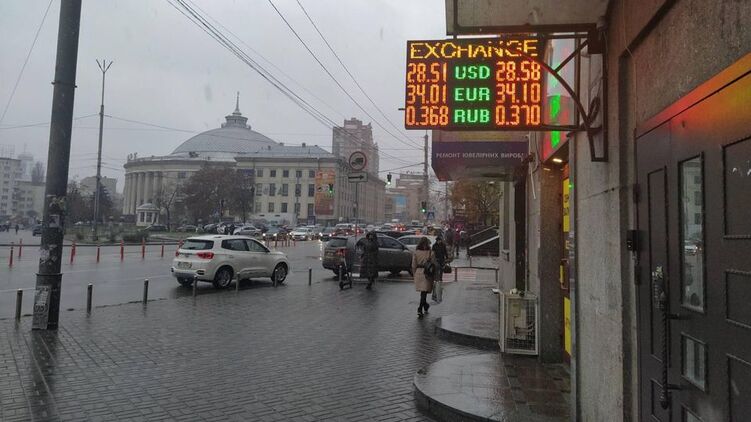 Украинцы сейчас больше сдают доллар, а не покупают
