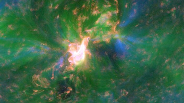 Солнечная вспышка на Солнце, которая приближается к Земле. Фото: NASA