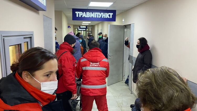 В киевских травмпунктах люди стоят в очереди на рентген по 6 часов. Много травм из-за гололеда. Фото: Страна