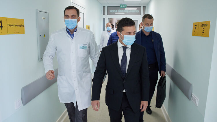 Президент Владимир Зеленский (в центре) считает, что путь к получению вакцины от коронавируса будет долгим, фото: president.gov.ua