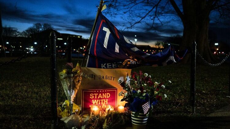 Скромный мемориал Эшли Бэббит у Капитолия в Вашингтоне. Фото: New York Times