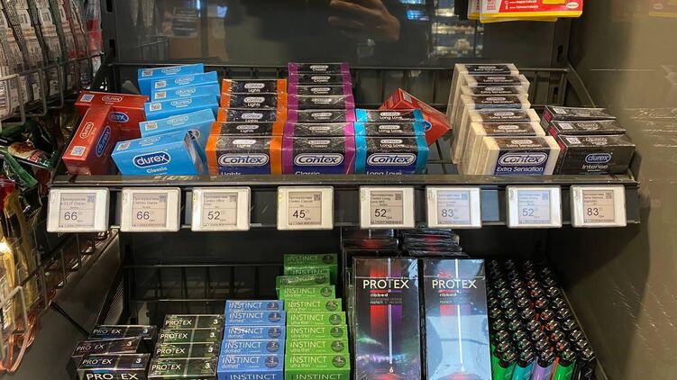 В некоторых супермаркетах не стали убирать отделы с презервативами под красные ленты. Фото: Страна