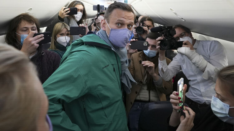 Алексей Навальный в самолете, летящем в Россию. Фото ТАСС