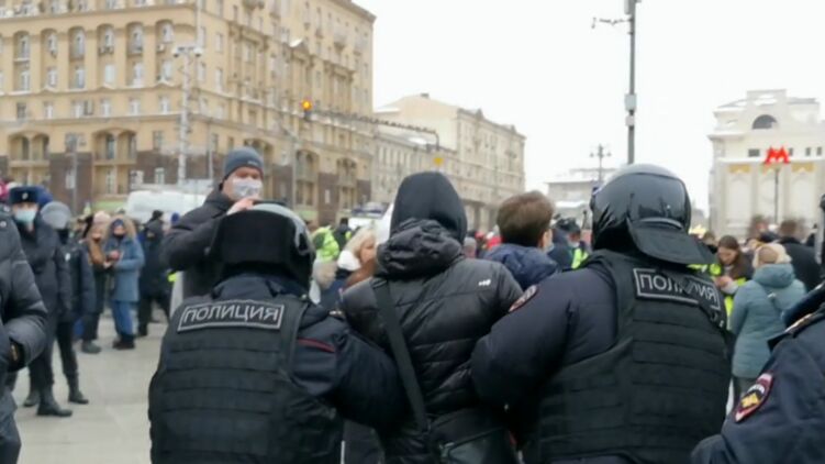 Митинги за Навального. На Пушкинской площади в Москве идут задержания. Кадр из трансляции