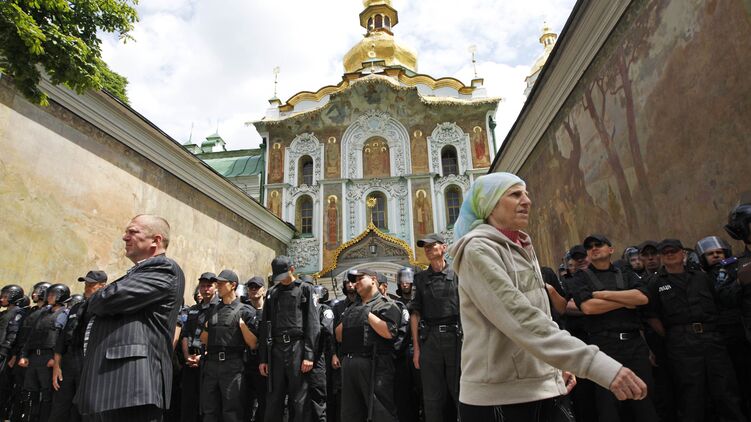 После закрытия телеканалов власть может взяться за наступление на УПЦ. Фото: Reuters