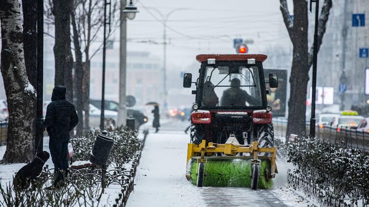 В понедельник украинцев заметает снегом