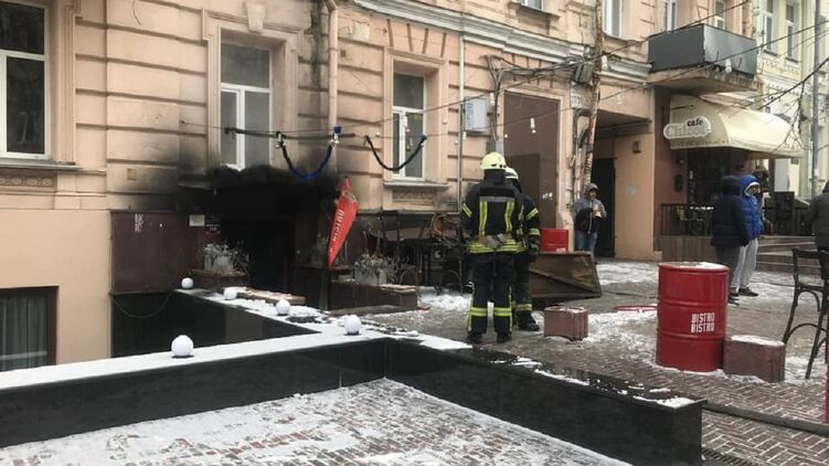 В Киеве сгорела закусочная Bistro Bistro. Фото: ГосЧС