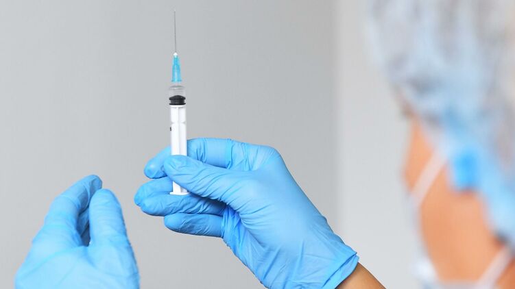 В флаконе вакцины Pfizer от ковида заявлено шесть доз, но чтобы их использовать их все - нужен специальный шприц