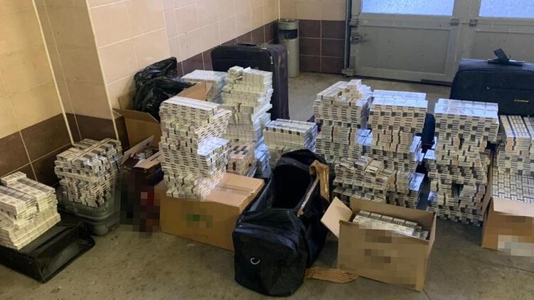 У сотрудников посольства Украины в Польше на границе изъяли контрабанду на миллионы. Фото: СБУ