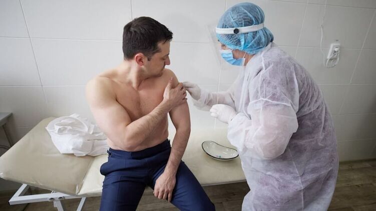 Владимиру Зеленскому делают прививку от коронавируса. Фото: twitter.com/ZelenskyyUa
