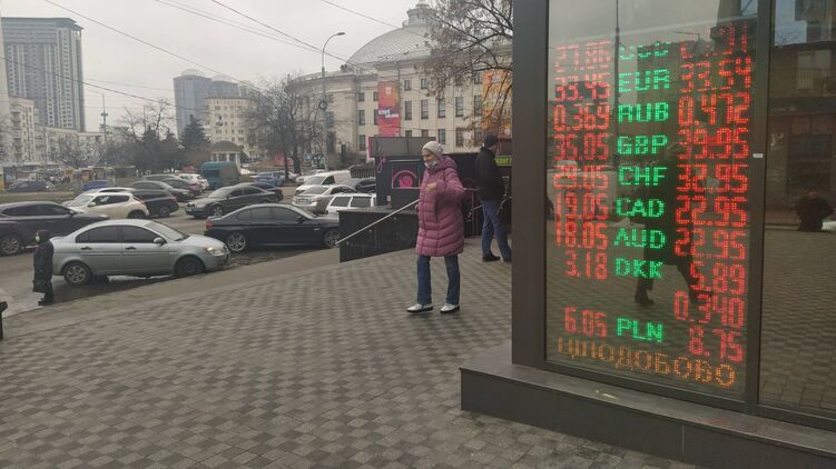 Накануне 8 марта украинцы сдают доллар, чтобы купить подарки к празднику. Фото: Страна