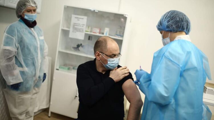 Министр здравоохранения Максим Степанов получает дозу 
