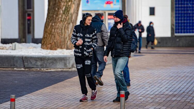 Украинцы привыкли ходить по улицам без масок. Фото 