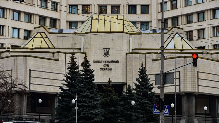 Президент Зеленский пытается уволить двух судей Конституционного суда, которых назначал еще Янукович. Фото: Страна 