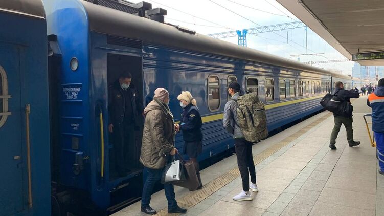 В Киев поезд, где устроили стрельбу, прибыл с опозданием на шесть часов. Фото: Страна