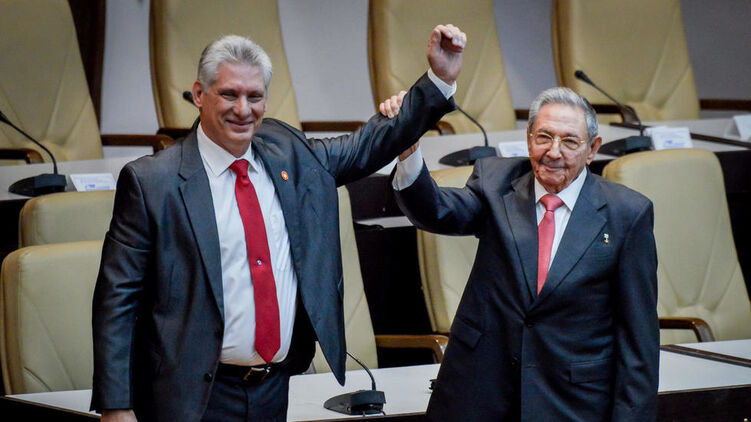 Рауль Кастро (справа) передает бразды правления преемнику Мигелю Диасу-Канелю, который обещает продолжить прежний курс страны