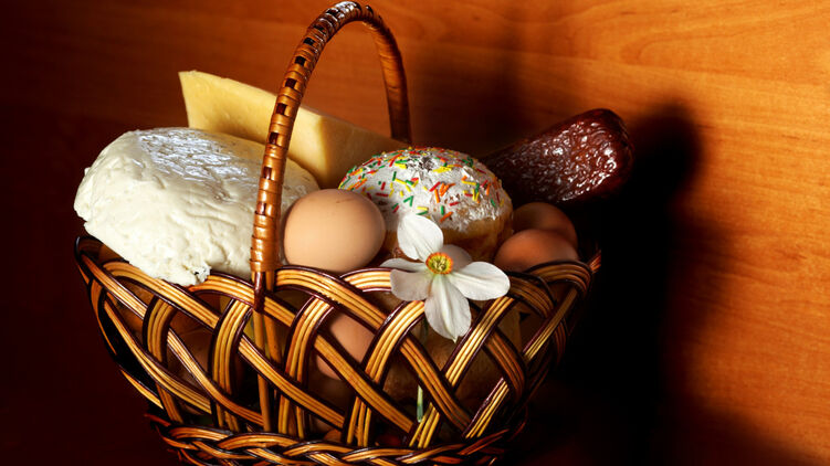 Обязательные атрибуты Пасхи - яйца-крашанки и паски. Фото: GoodFon