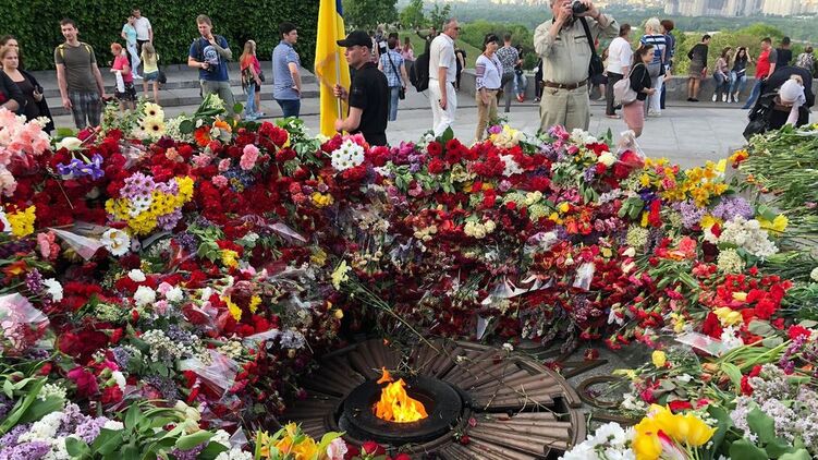 Гора цветов в человеческий рост у монумента Вечного огня в Киеве на 9 мая. Фото: Страна