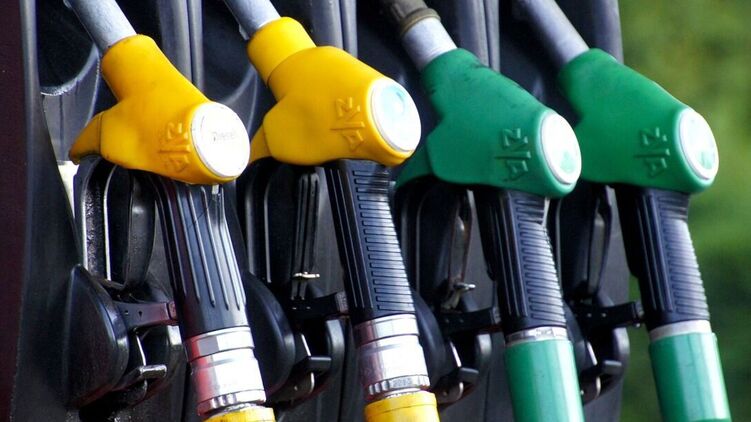 Те, кто привык заливать премиальное топливо, вынуждены будут выбирать - опускать планку или переплачивать еще больше