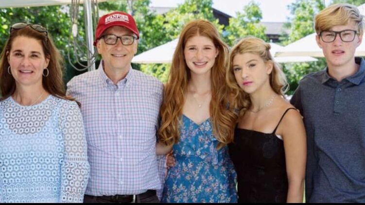 Билл Гейтс прожил с женой Мелиндой (на фото слева) 27 лет,  у них родилось трое детей