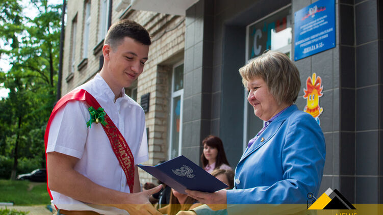Вручение аттестата о среднем образовании в Горловке. Фото с сайта gorlovka-news.su