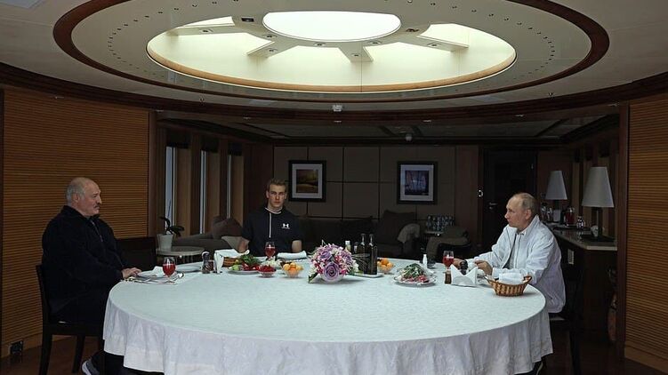 Александр и Коля Лукашенко сидят за одним столом с Владимиром Путиным. Скриншот