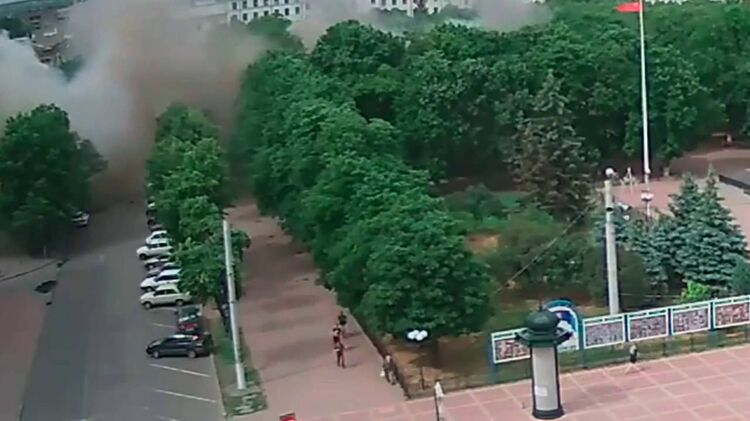 Авиаудар по Луганску 2 июня 2014 года. Кадр из видео
