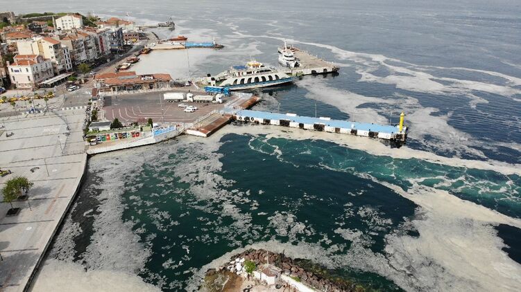Белесая слизь покрыла Мраморное море в Турции и подбирается к Черному морю. Фото: Haberturk